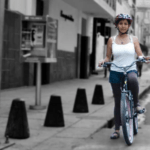 chica en bici